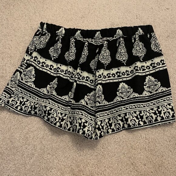 Mine. Sz Large. Elastic waist 30-34". Rayon. Pockets. USA. Border print. B44. - Picture 3 of 3